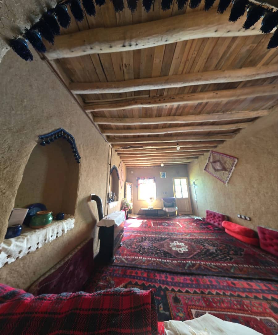 اقامتگاه بومگردی در روستای قصلان قروه - شمعدانی  سالن