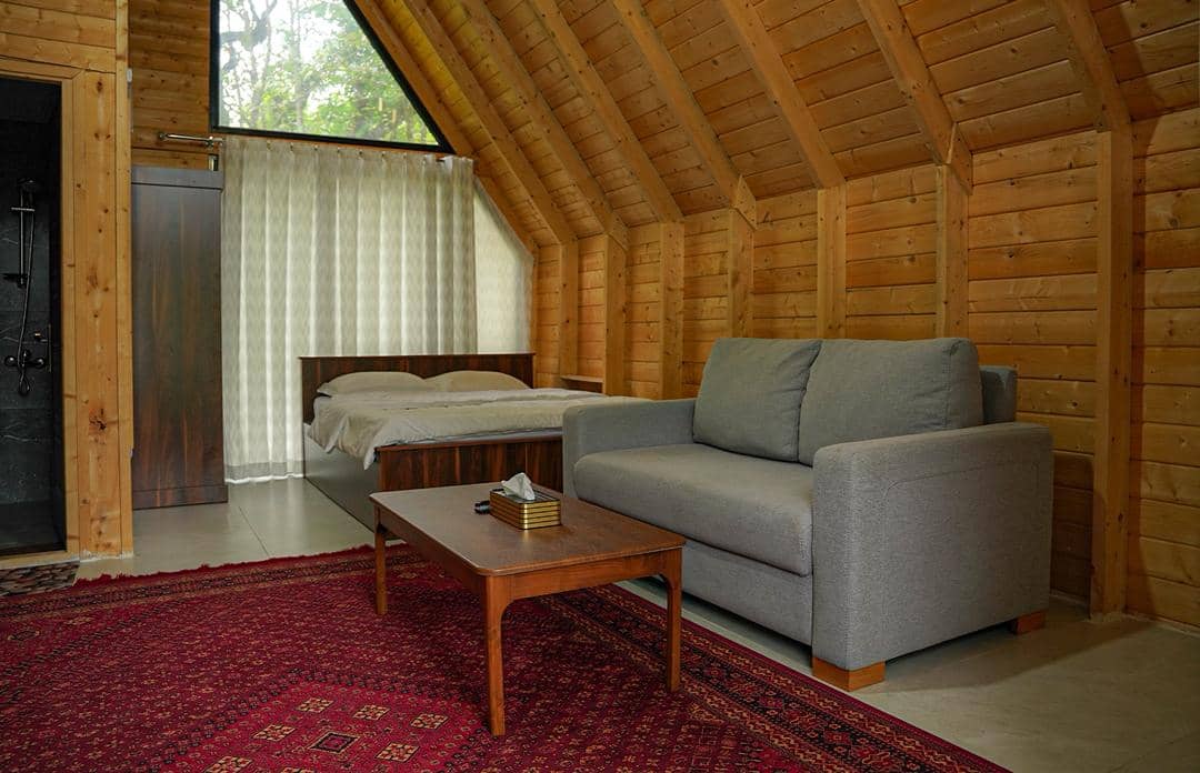 کلبه سوئیسی جنگلی در جنگل های سه هزار تنکابن - فلت  نما