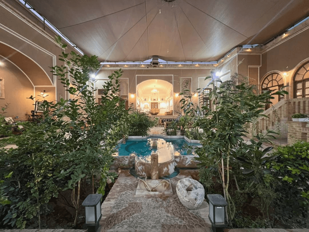 اجاره اتاق سه تخته در خیابان فهادان یزد - 108 حیاط اقامتگاه 