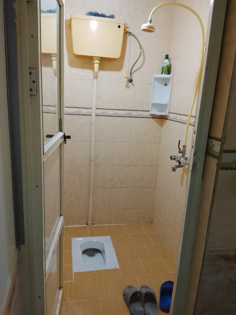 اجاره منزل ویلایی مبله در ولایت قشم -یک خوابه طبقه اول سالن 