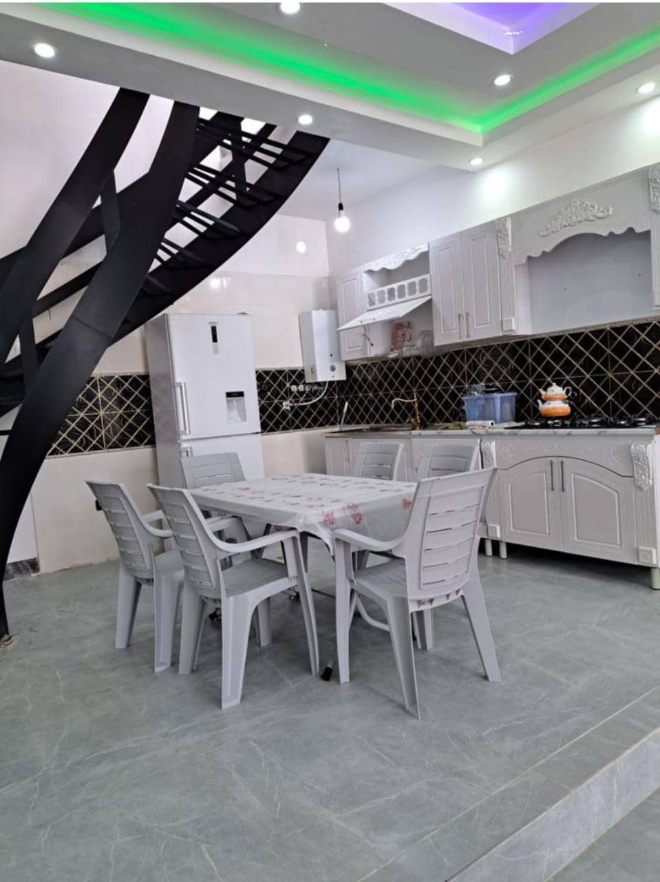 ویلا دوبلکس با استخرسرپوشیده آبگرم در چهارباغ البرز نما و حیاط 