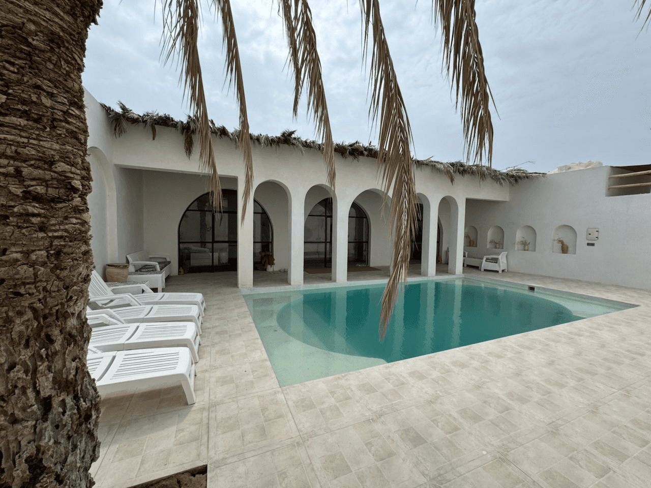 ویلا سه خوابه با استخر روباز در طبل قشم  - لیچی حیاط و نما 