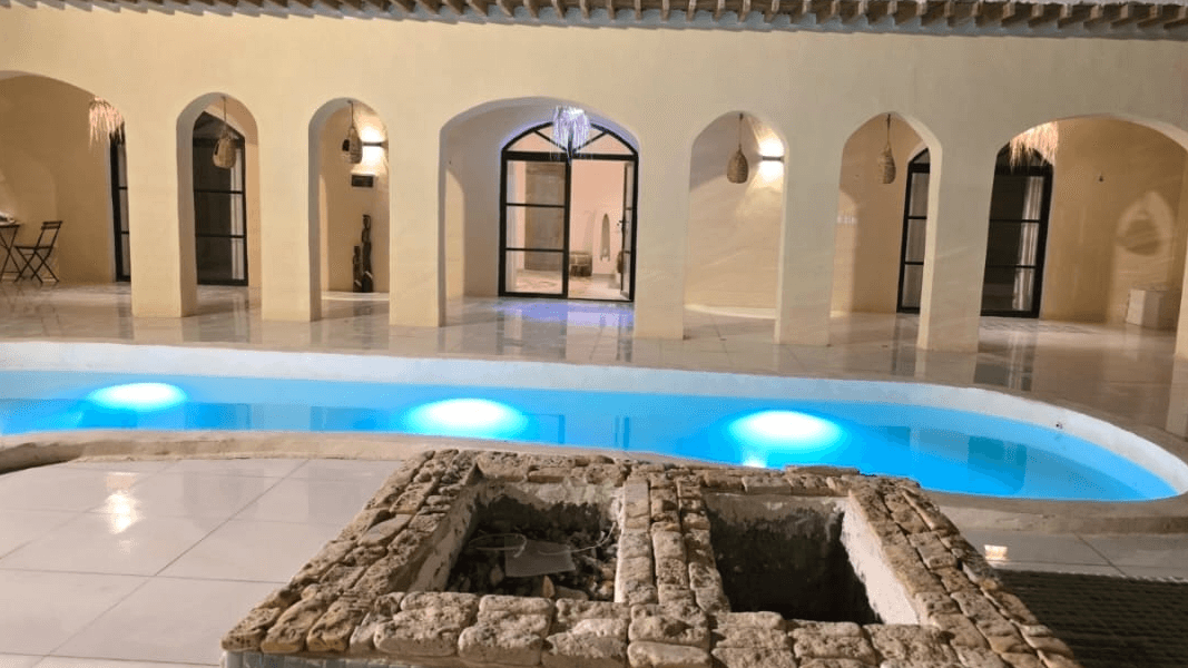 اجاره ویلا با استخر روباز آبسرد در سهیلی قشم - 4 خواب  استخر روباز آبسرد و حیاط ویلا 