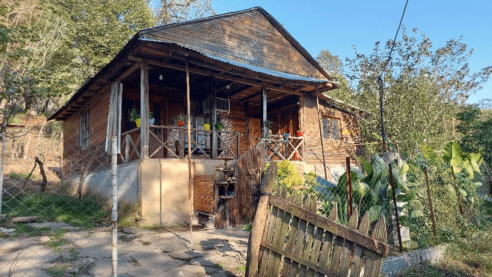 اجاره کلبه چوبی در روستا افراسی لفور شیرگاه  نما کلبه چوبی