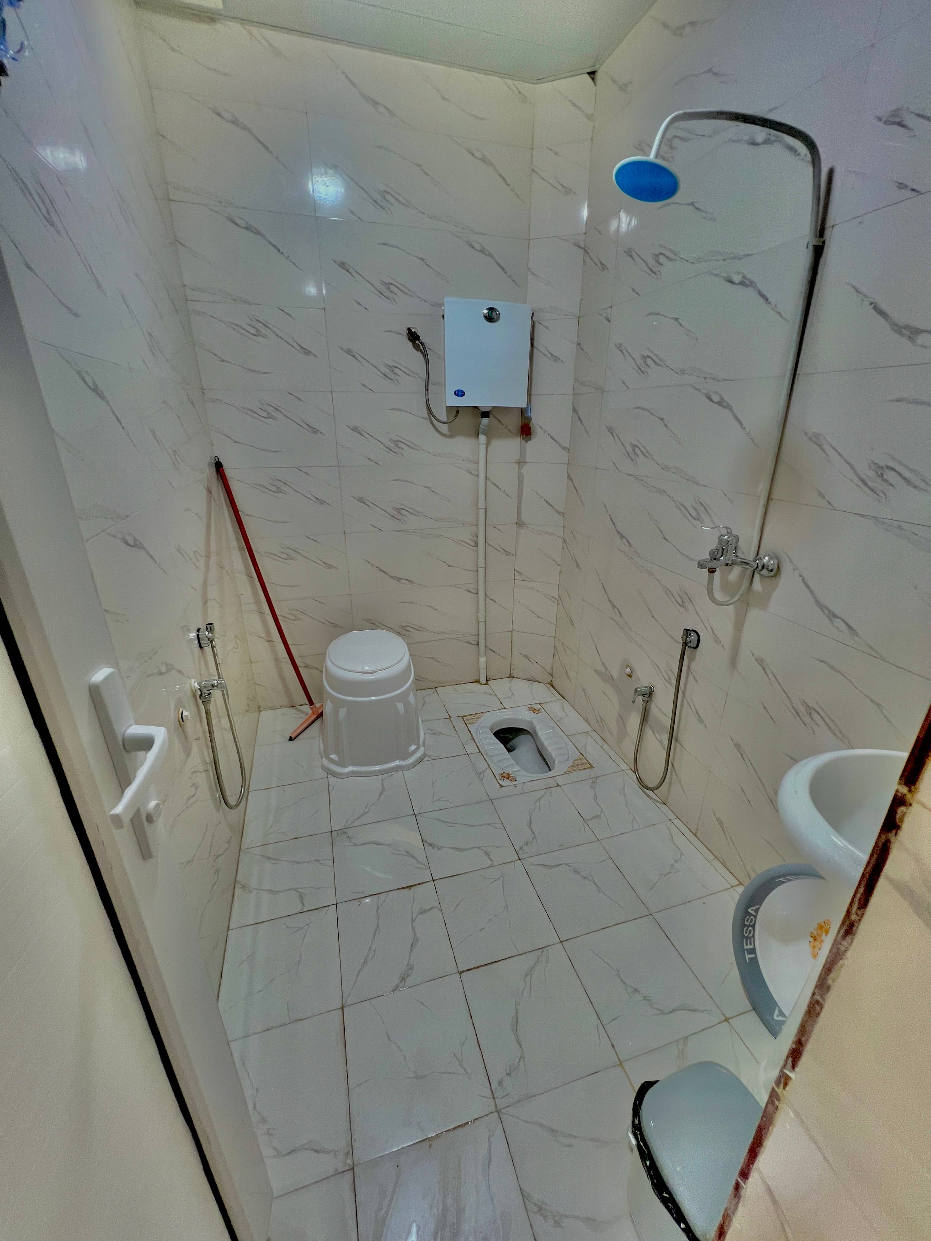 منزل دو خوابه در روستا بساتین - نایبند عسلویه سالن