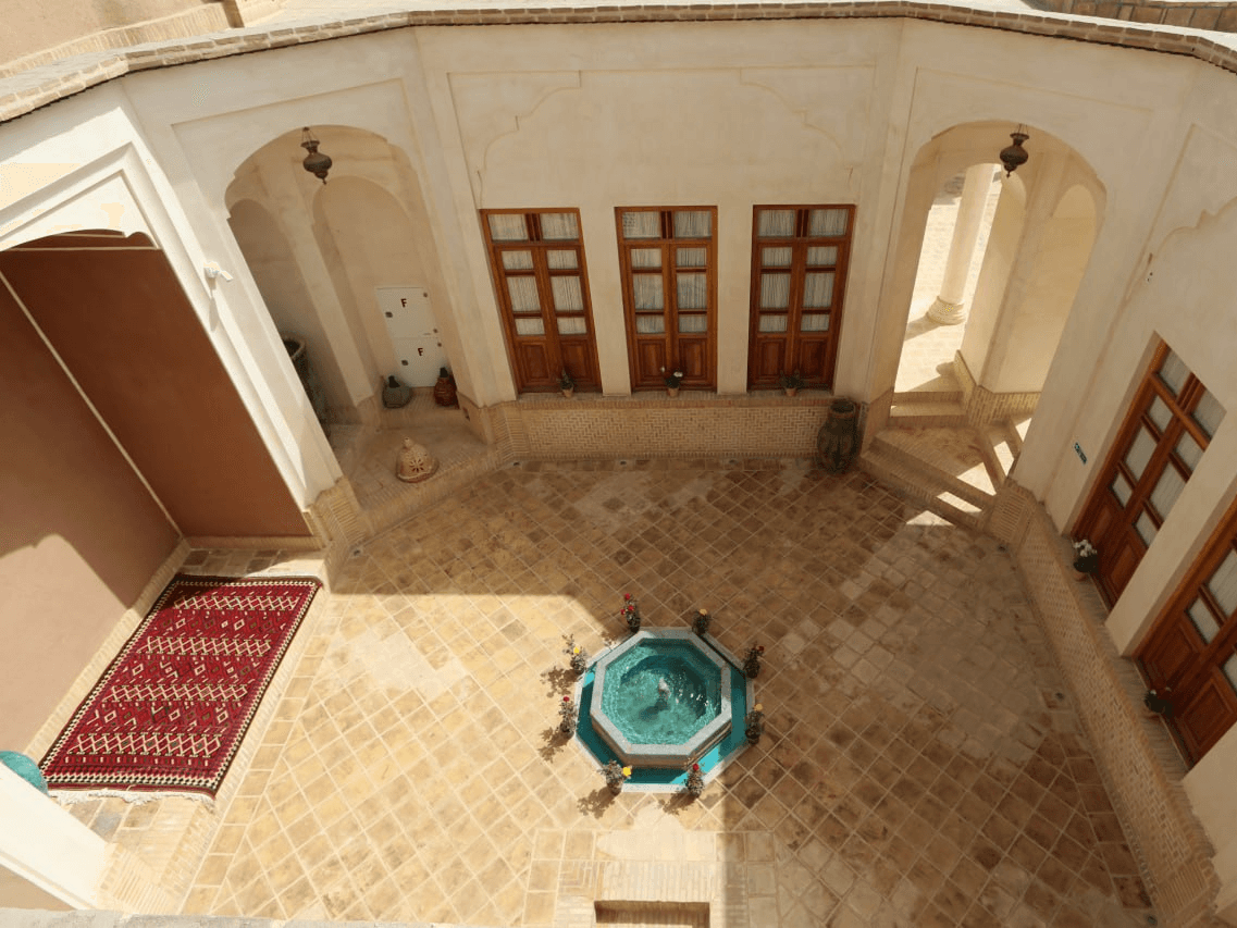 اقامتگاه سنتی در خیابان فاضل نراقی کاشان - 109 سینگل محوطه حیاط 