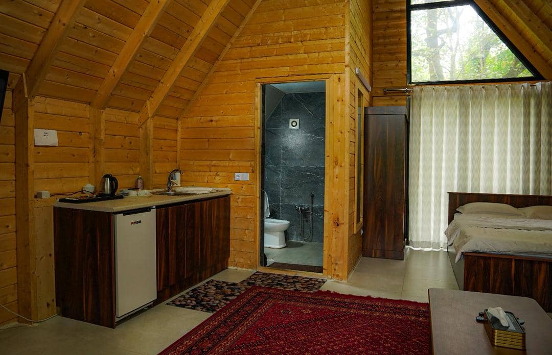 کلبه سوئیسی جنگلی در جنگل های سه هزار تنکابن - فلت  نما