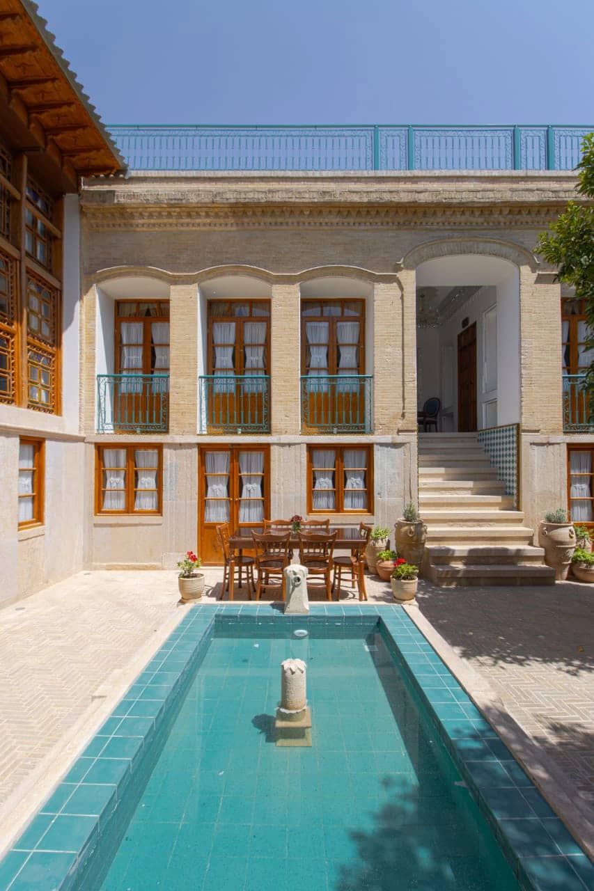 بوتیک هتل یک تخته در شیراز - یاس نما و حیاط 