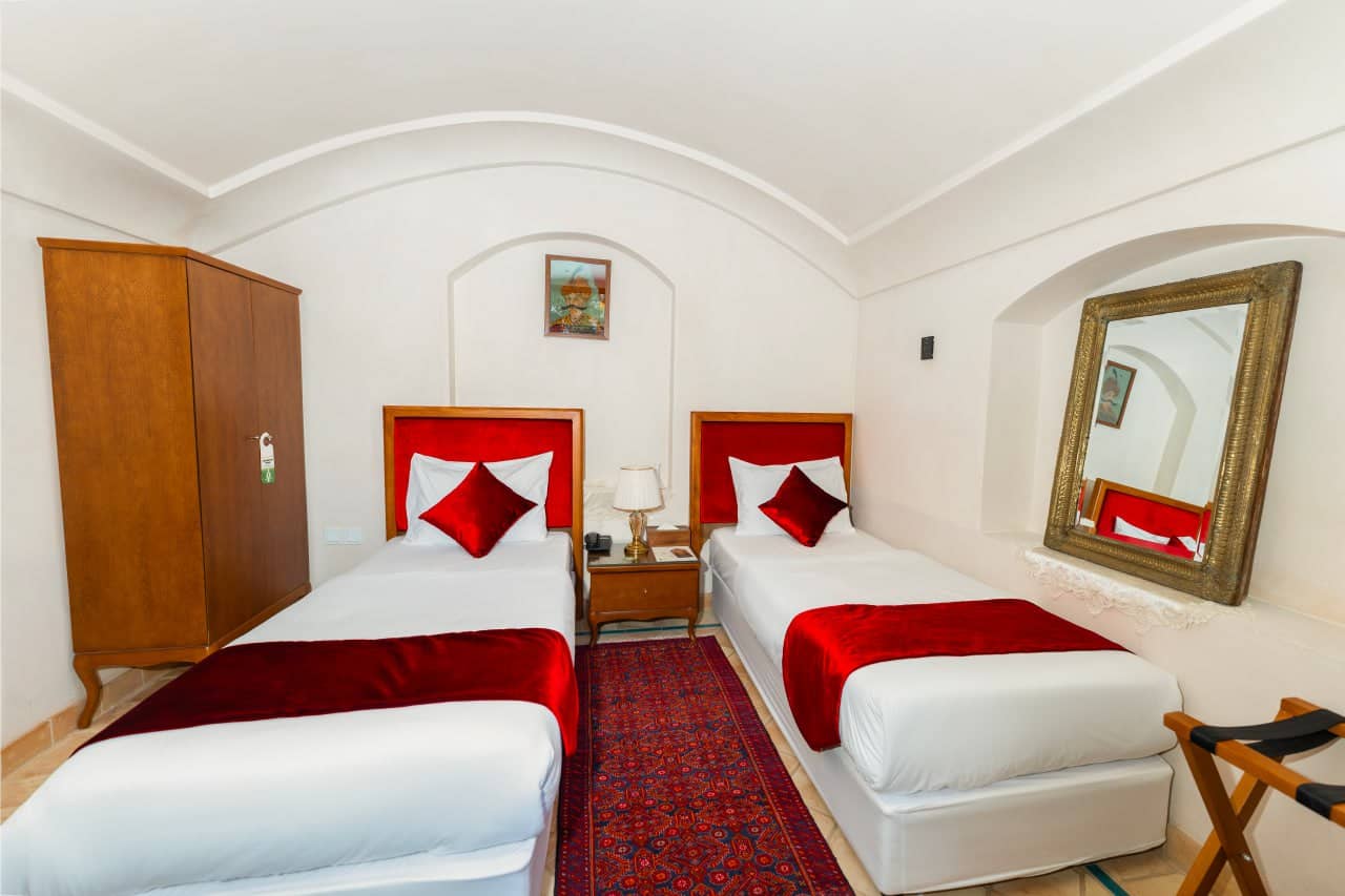 اقامتگاه سنتی در خیابان فاضل نراقی کاشان - 101 توئین محوطه 