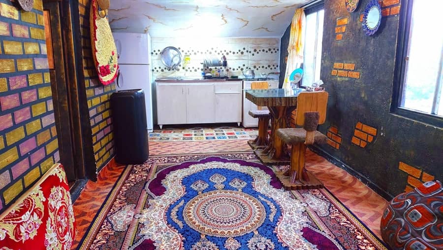 کلبه جنگلی در روستای کیش‌رودبار فومن محوطه و نمای کلبه 
