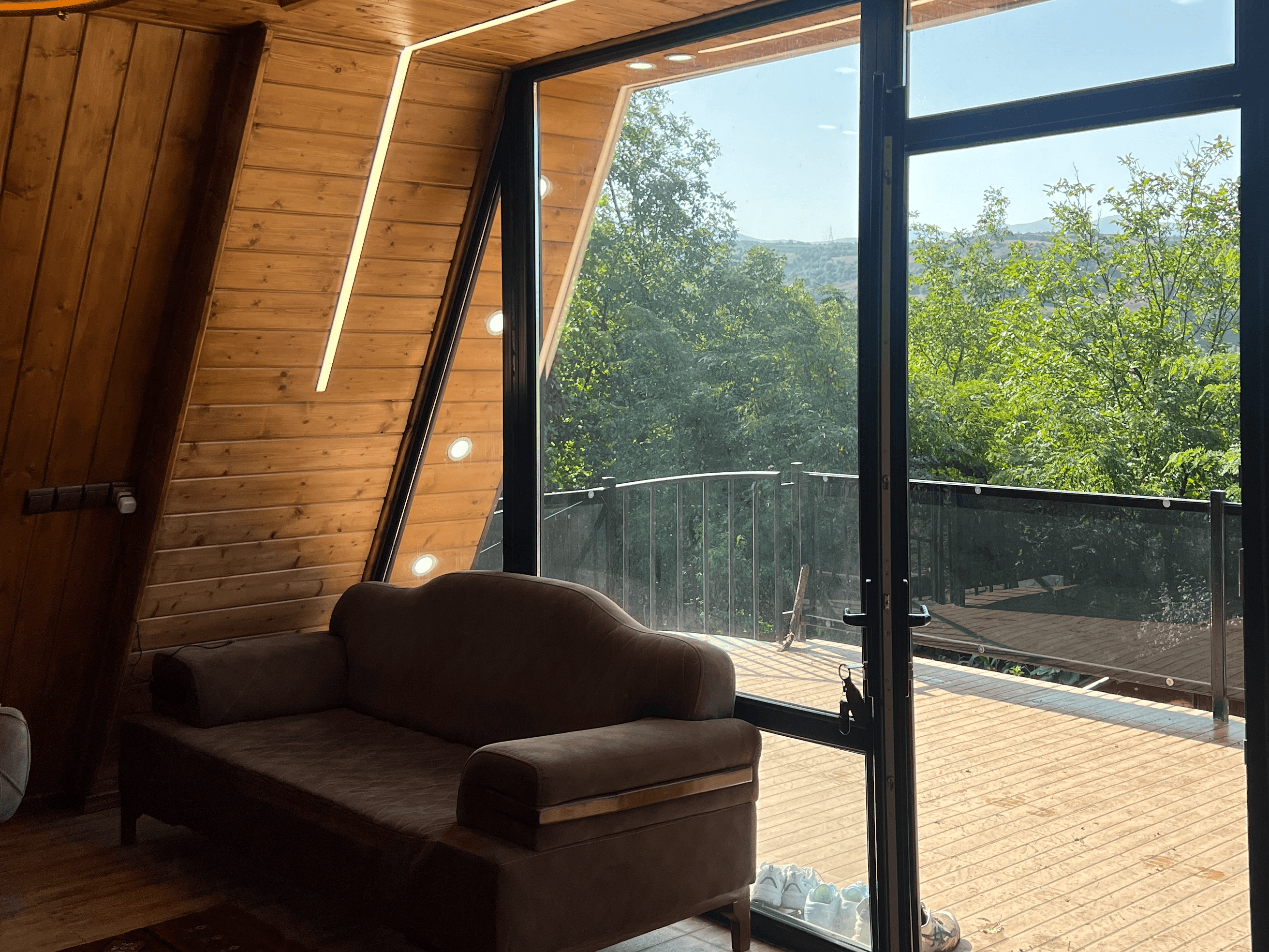 کلبه سوئیسی دوبلکس در ییلاقات روستا نوده بره سر نما کلبه 