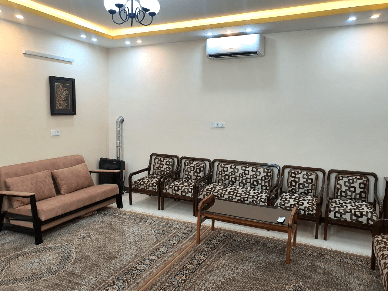 اجاره آپارتمان تکخواب در صفائیه یزد  سالن و ورودی اتاق 