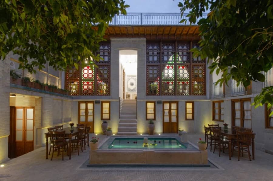 بوتیک هتل سه تخته در شیراز - کتان نما و حیاط 