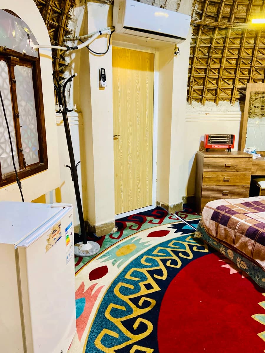 کپر ساحلی سه تخته در سیریک هرمزگان حیاط اقامتگاه