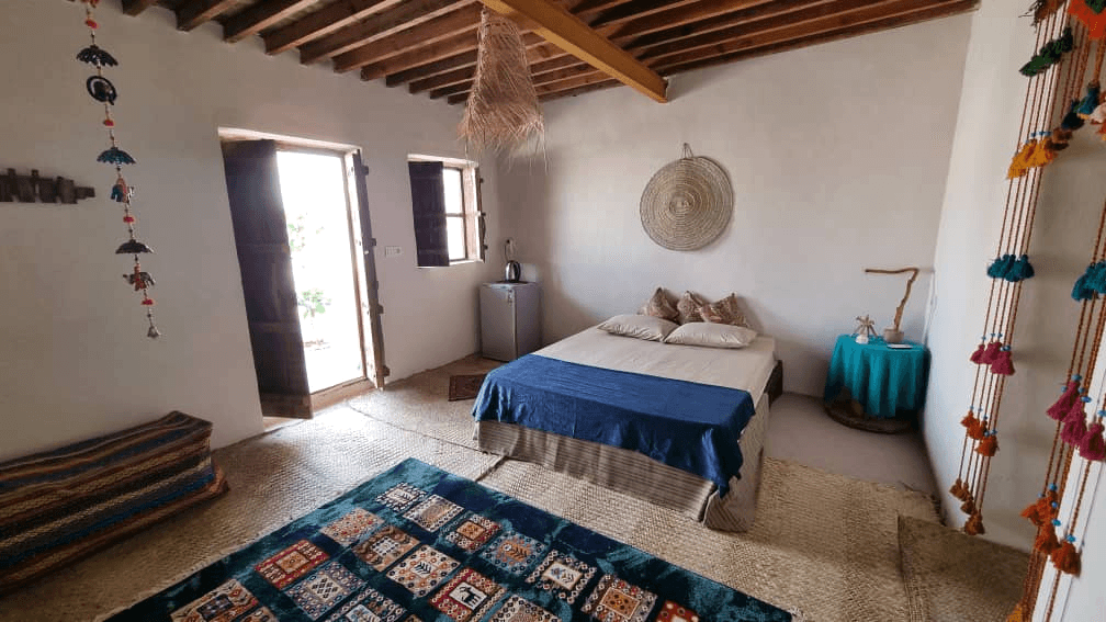   اقامتگاه بومگردی ساحلی در روستا مسن قشم - کُنته  حیاط و نما بیرون اتاق ها 