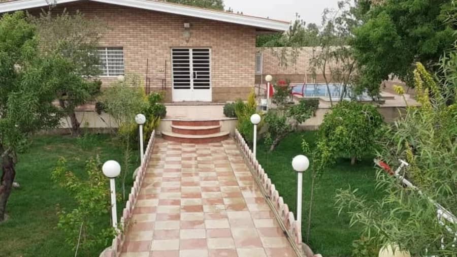 ویلا با استخر سرپوشیده آبگرم در اصفهان 