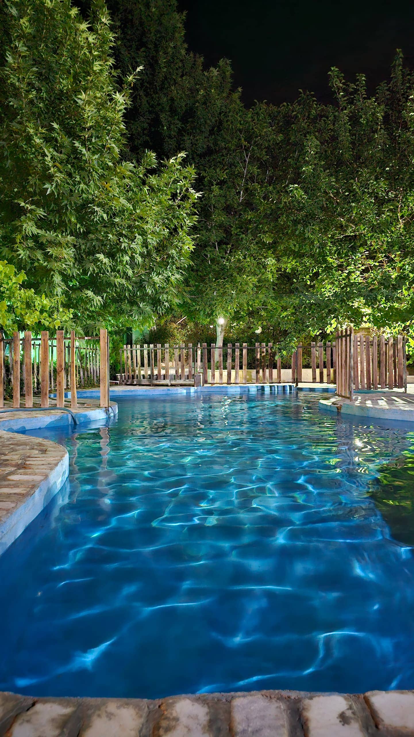 ویلا باغ استخر روباز در صدرا شیراز  محوطه