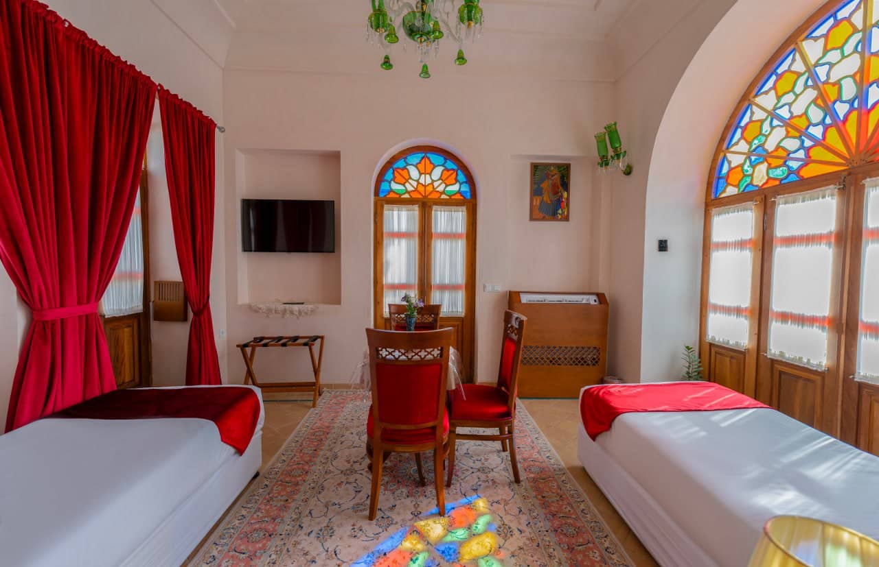 اقامتگاه سنتی در خیابان فاضل نراقی کاشان - 108 سوئیت خانواده محوطه اتاق 