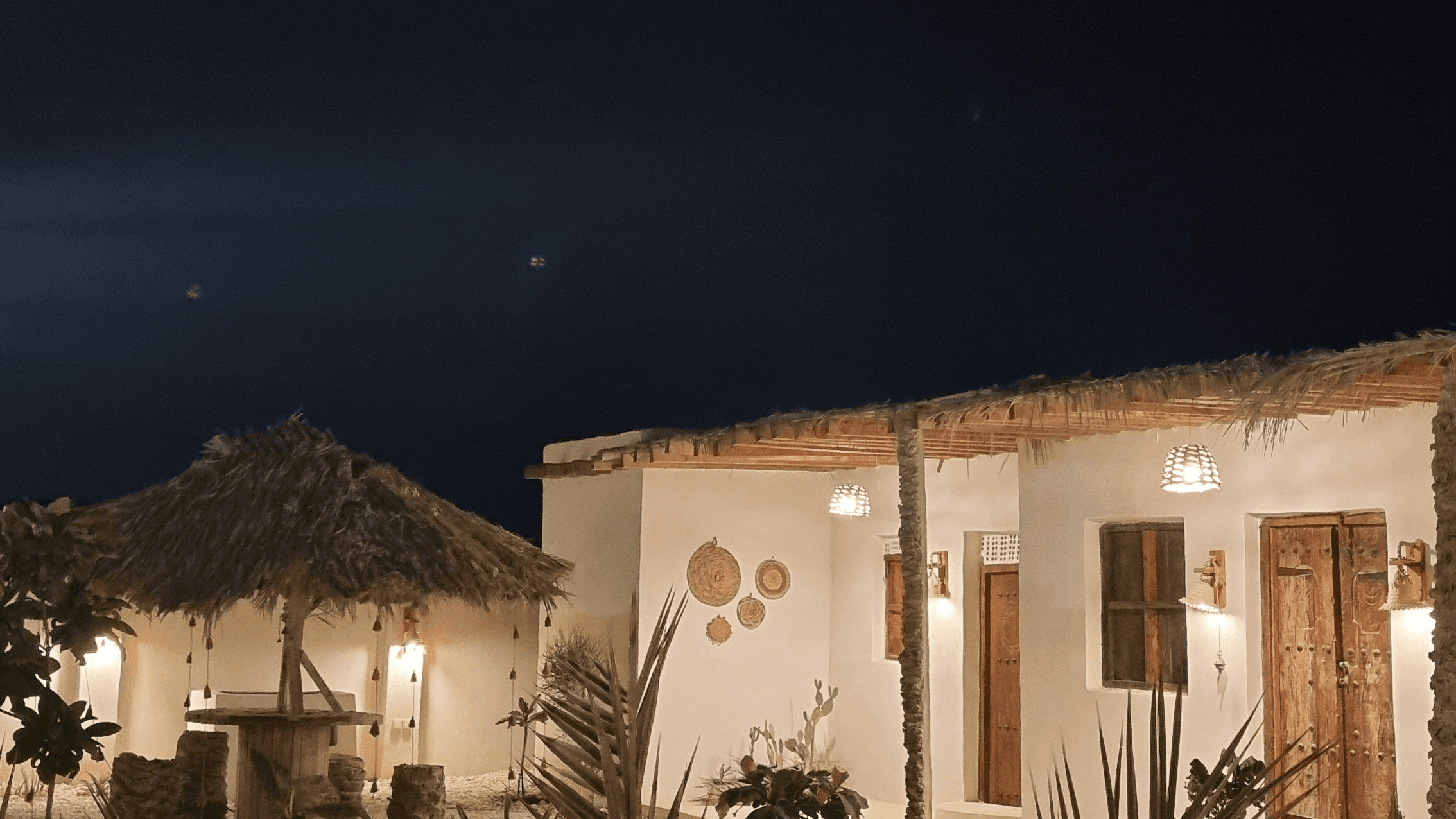 اقامتگاه بومگردی ساحلی در روستا مسن قشم - تافال  حیاط و نما اتاق ها 