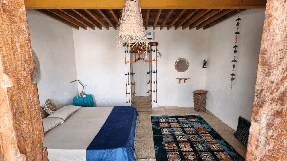   اقامتگاه بومگردی ساحلی در روستا مسن قشم - کُنته  حیاط و نما بیرون اتاق ها 