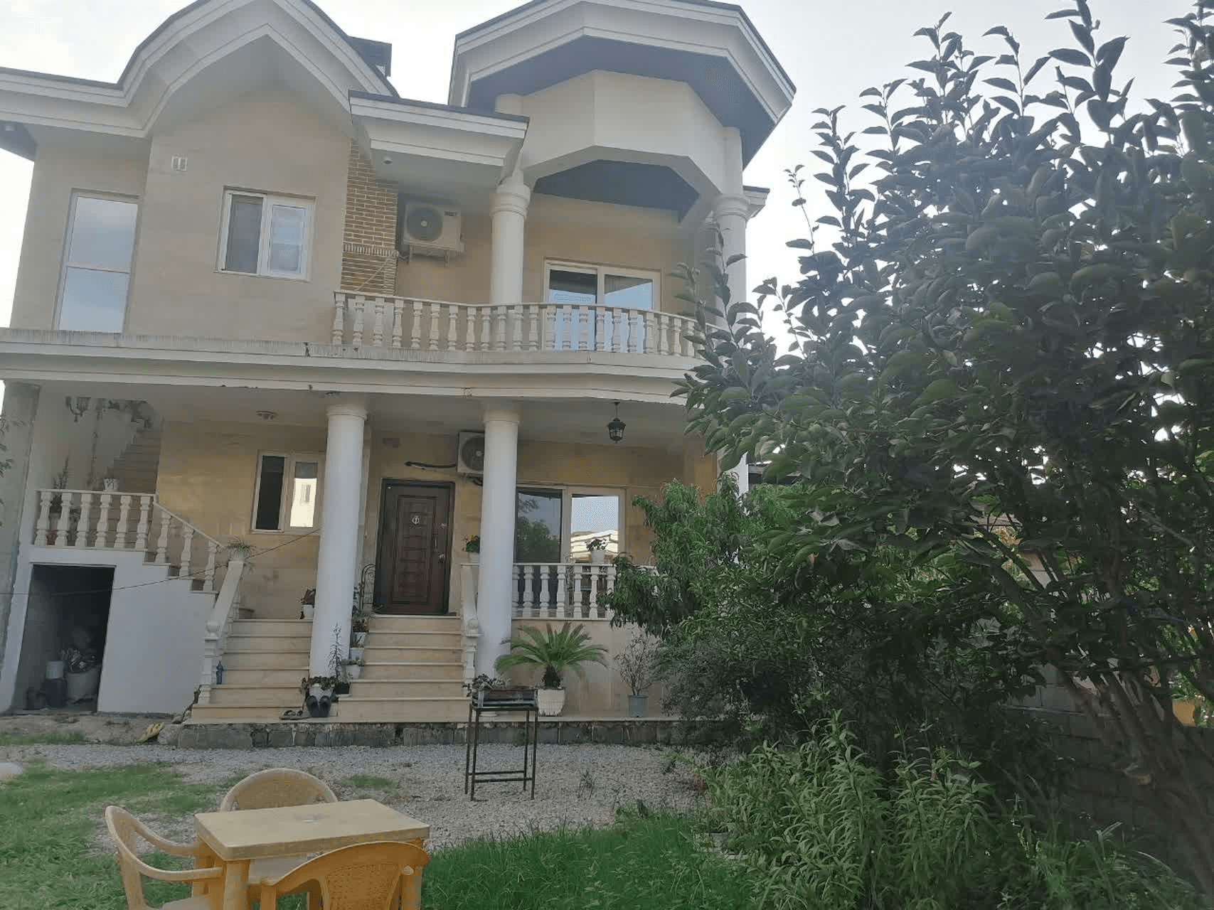 ویلا جنگلی دوخواب در روستای میانکی چالوس نما و حیاط 