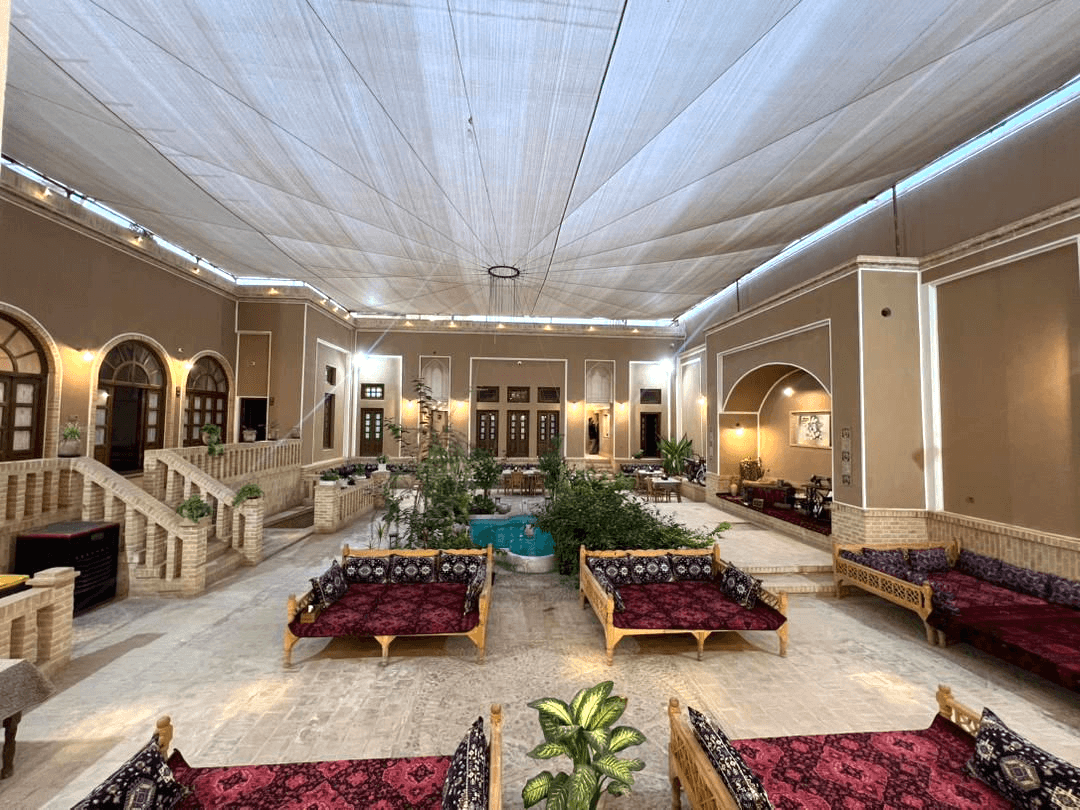 اجاره اتاق سه تخته در خیابان فهادان یزد - 108 حیاط اقامتگاه 