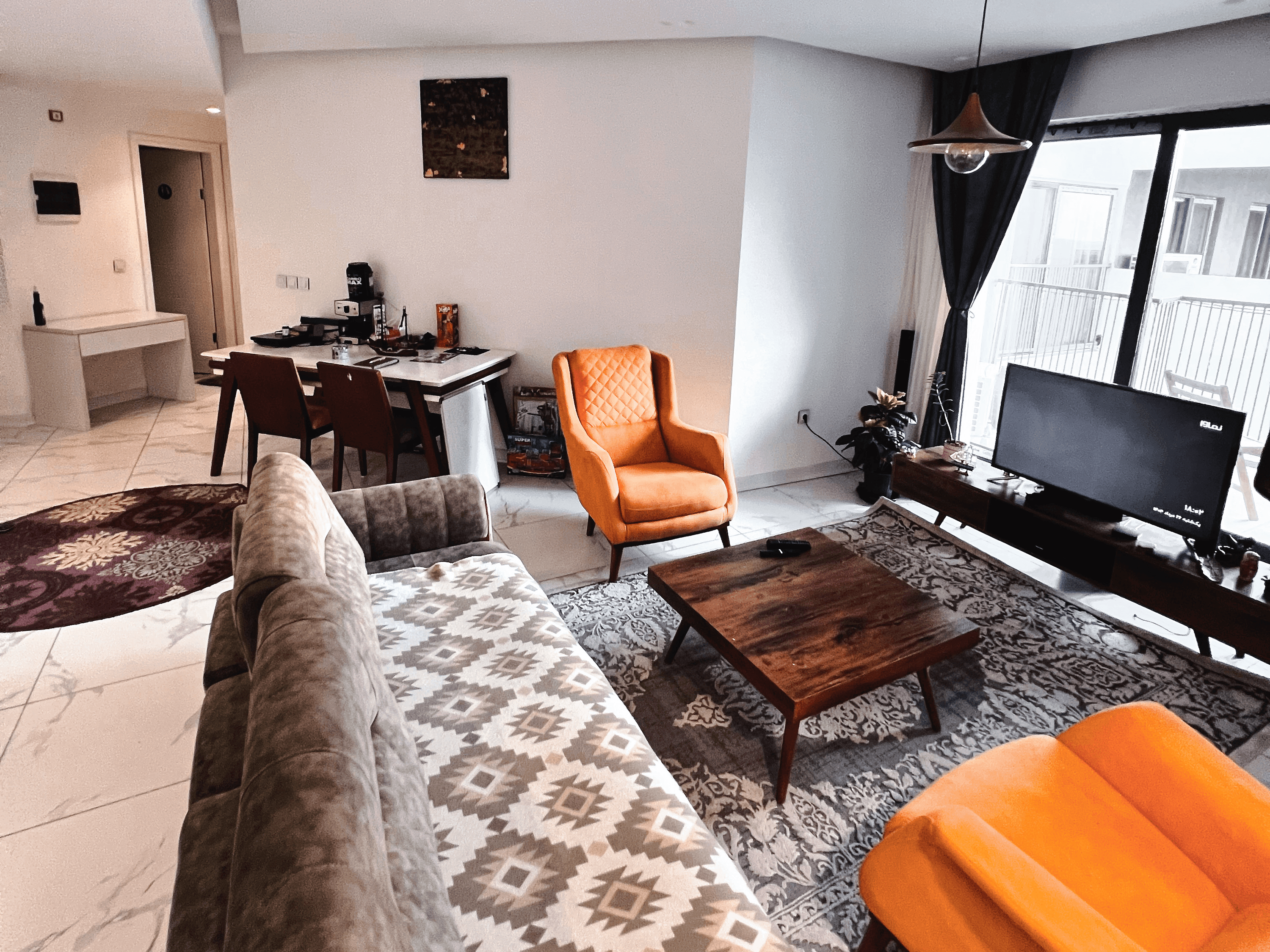 اجاره آپارتمان تکخواب در شهرک صدف کیش سالن و آشپزخانه 