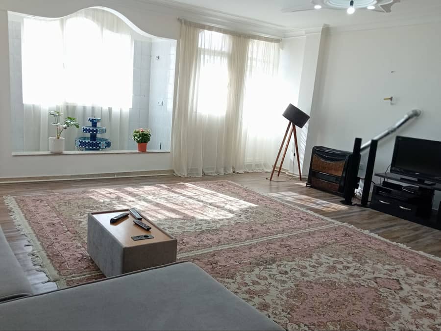منزل ویلایی در اندیشه تهران - فاز 3 سالن و آشپزخانه 