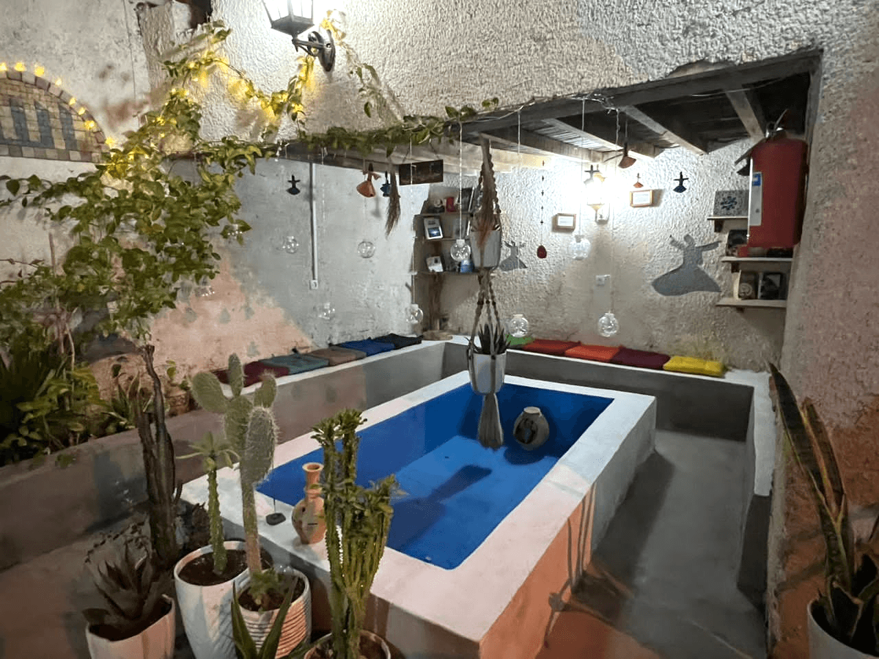 اجاره بومگردی ساحلی در هرمز - منصور حلاج  حیاط اقامتگاه 