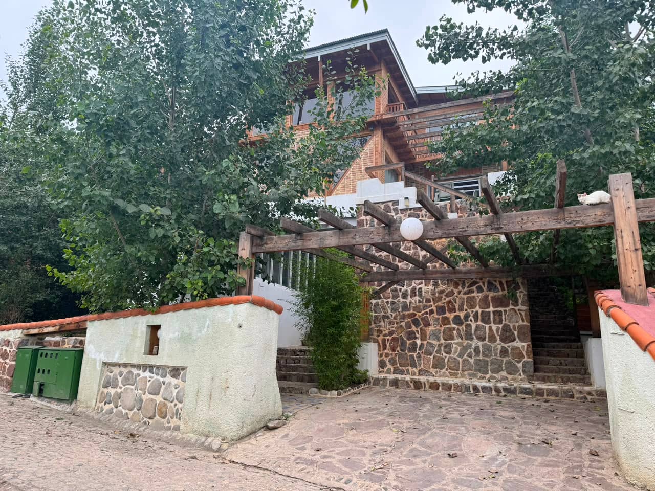 ویلا کوهستانی با استخرسرپوشیده آبگرم در روستای پیشنبور کلاردشت  چشم انداز 