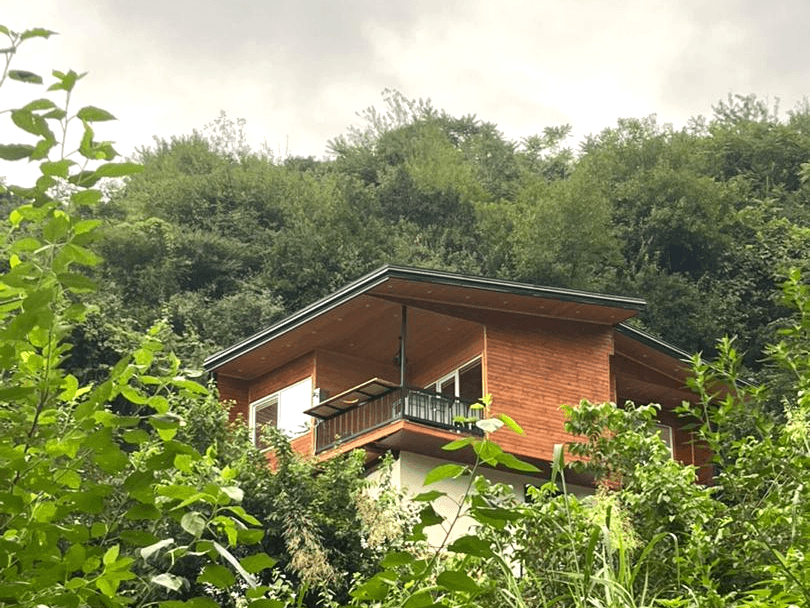 اجاره کلبه چوبی جنگلی در روستا بالف کلاشرقی - مرزیکلا  نما کلبه چوبی 