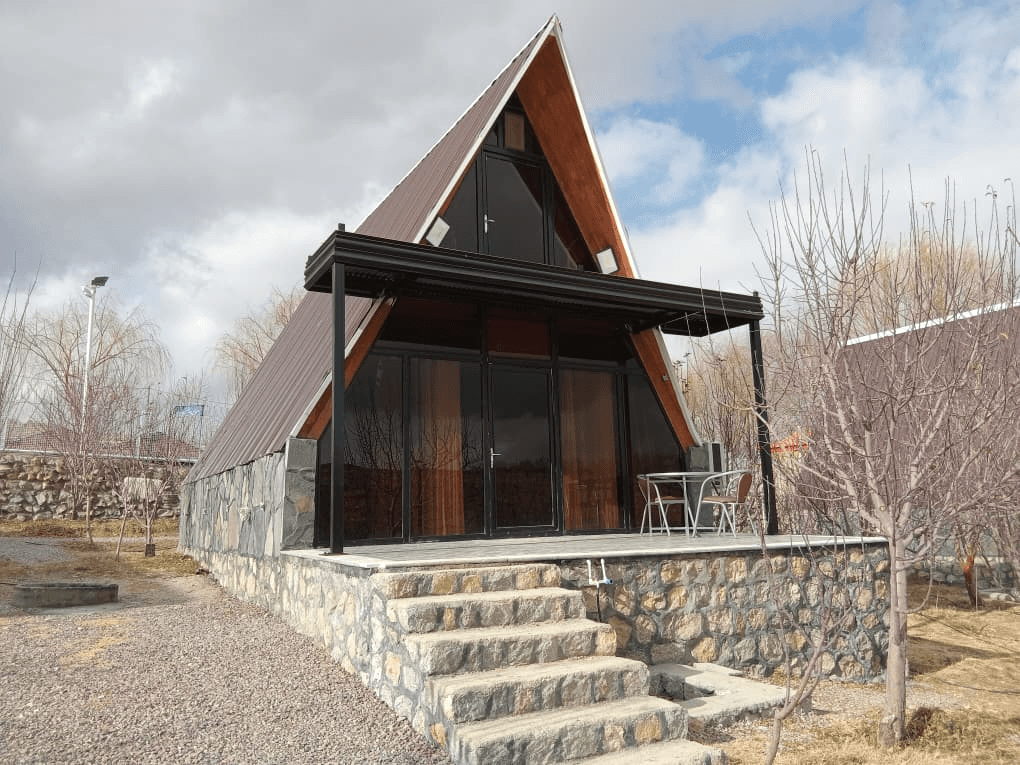 اجاره کلبه سوئیسی در نرمه سفلی سمیرم - 2 عکس نما کلبه 