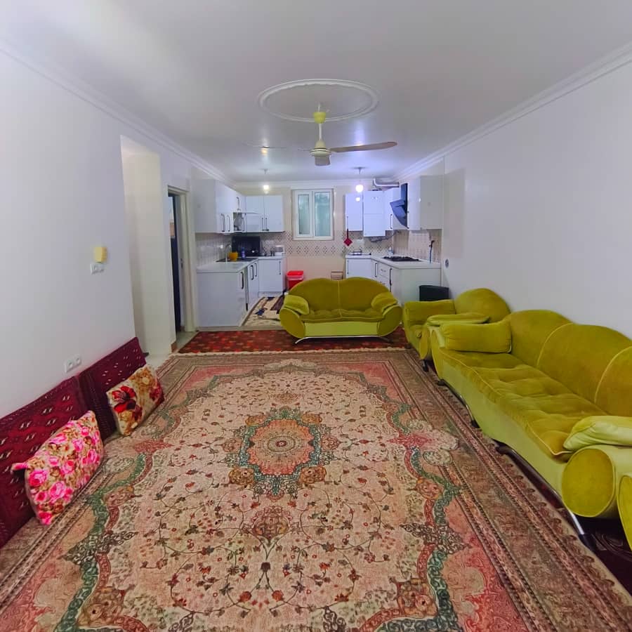 منزل نزدیک ساحل در گناوه  سالن و آشپزخانه 