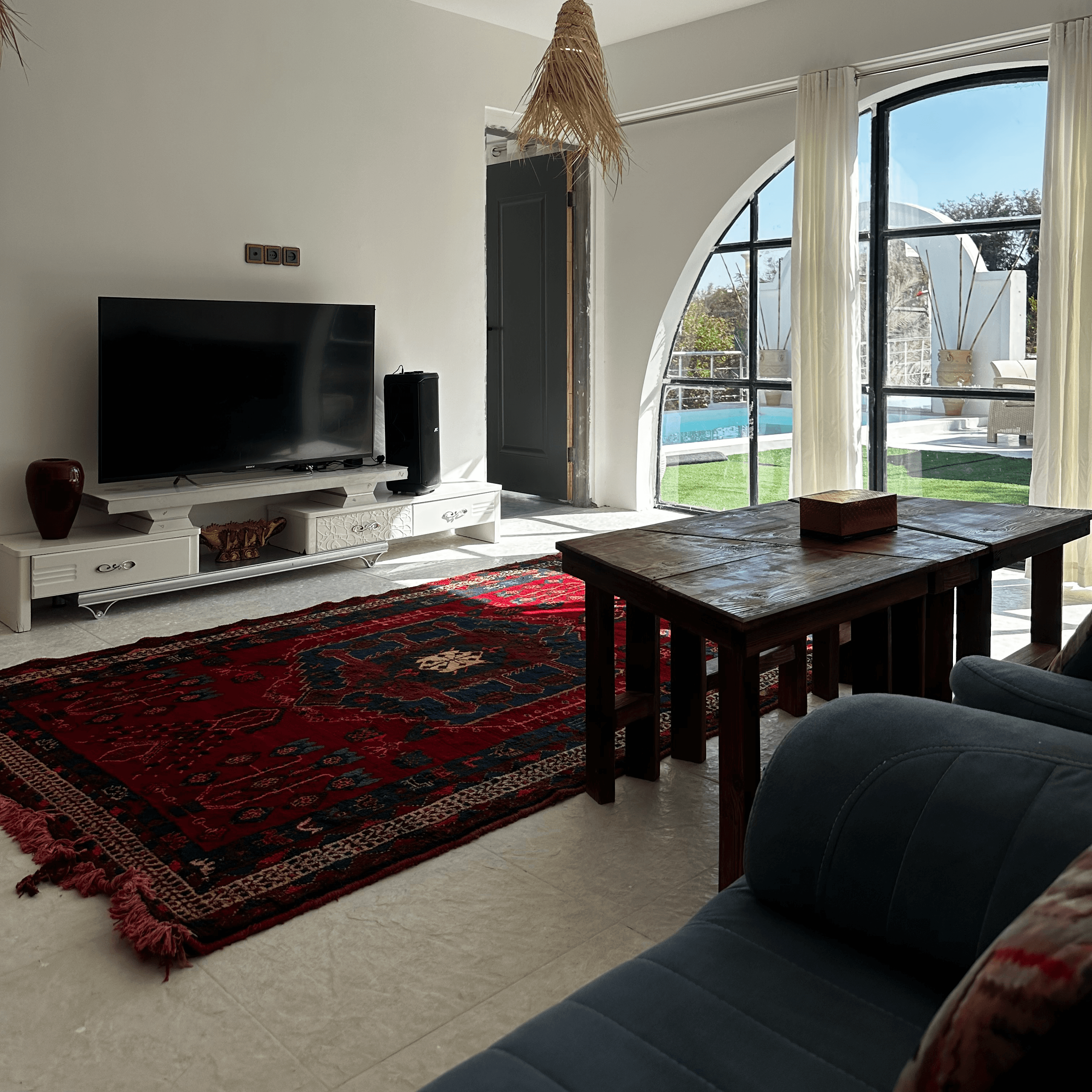 ویلا با استخر روباز آبسرد در رمکان قشم  اتاق 1 ویو به سمت استخر 