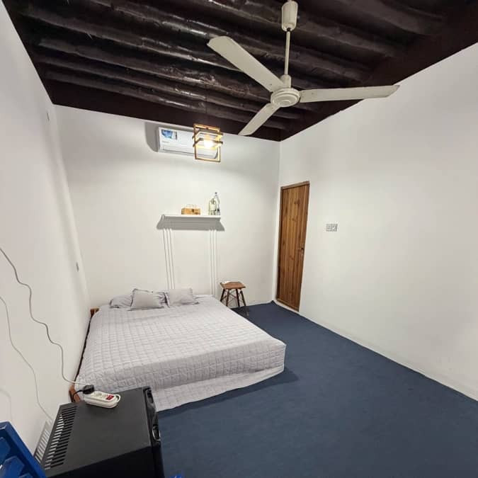 اجاره بومگردی در کوشکنار پارسیان - لاله گرس حیاط اقامتگاه