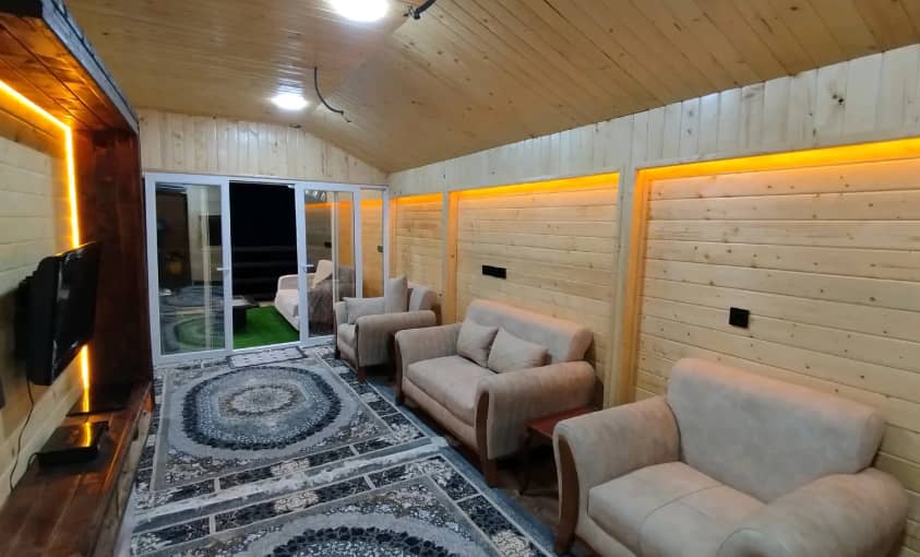 کلبه چوبی جنگلی جکوزی دار در روستای عالمکلا شیرگاه  جکوزی در تراس 