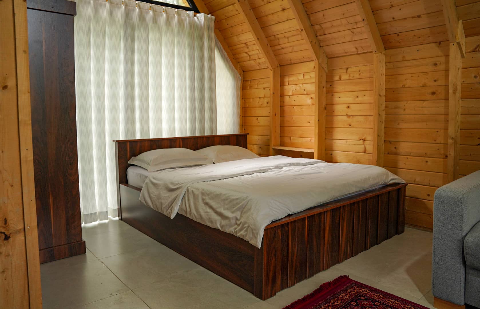 کلبه سوئیسی جنگلی در جنگل های سه هزار تنکابن - فلت  نما 