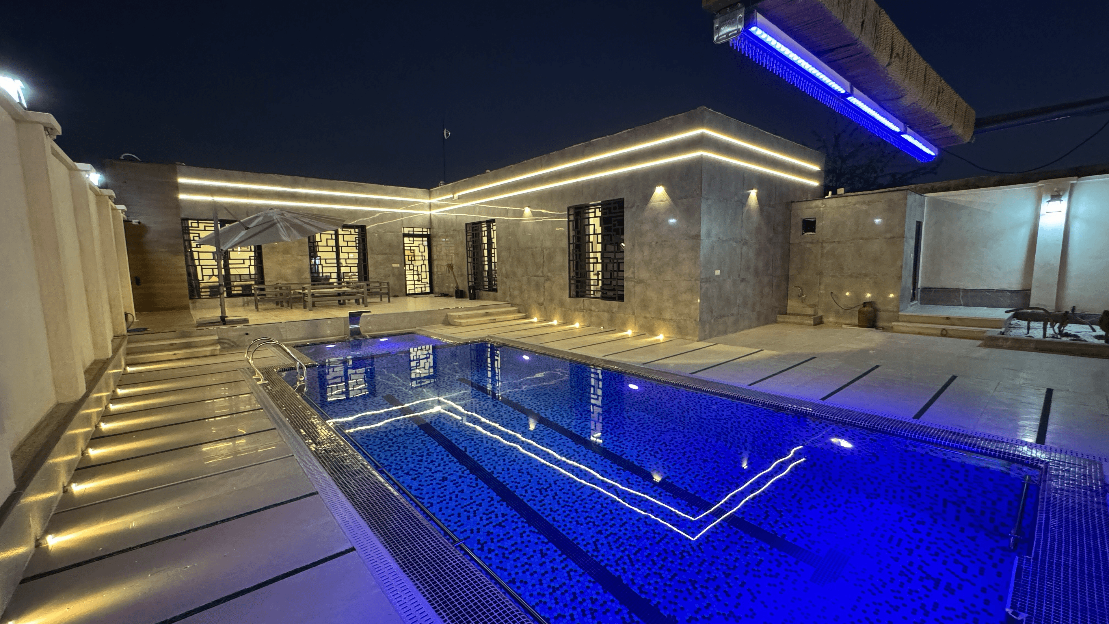 اجاره ویلا با استخر روباز آبگرم در روستا دفاری قشم  ویلا با استخر روباز آبگرم 