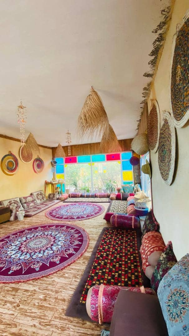 اقامتگاه بومگردی ساحلی در روستای جبرانی بندر دیر  فضای اصلی 