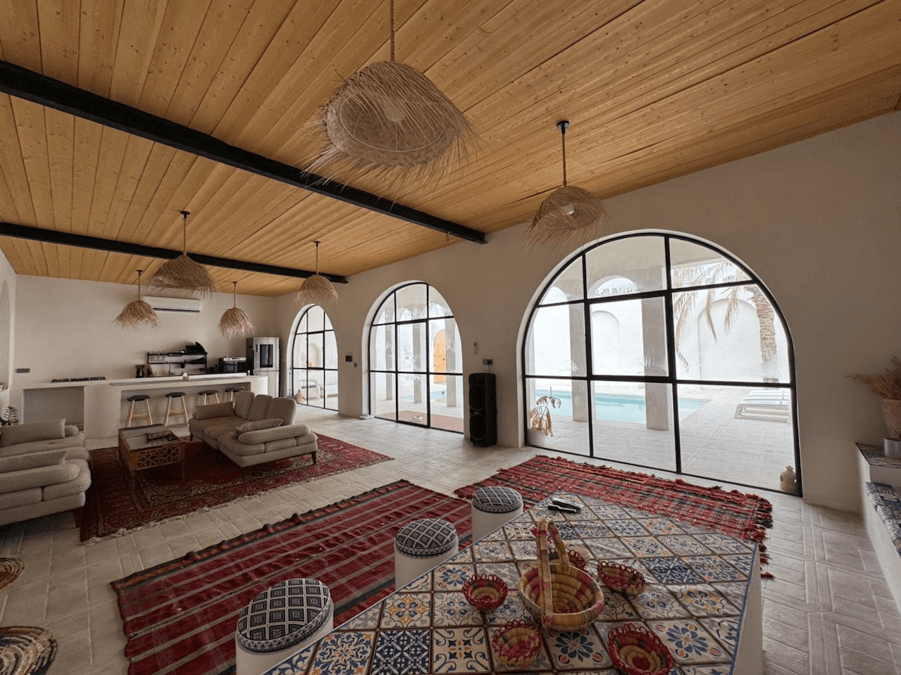 ویلا سه خوابه با استخر روباز در طبل قشم  - لیچی حیاط و نما 