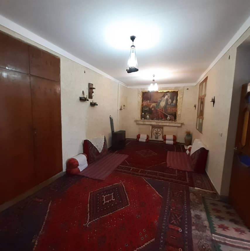 اقامتگاه بومگردی در خورهه محلات - سرسرا نما و حیاط