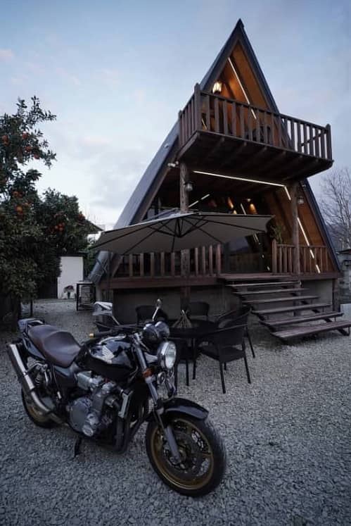 اجاره کلبه سوئیسی جکوزی دار در روستای لاروسر کلارآباد  نما کلبه 