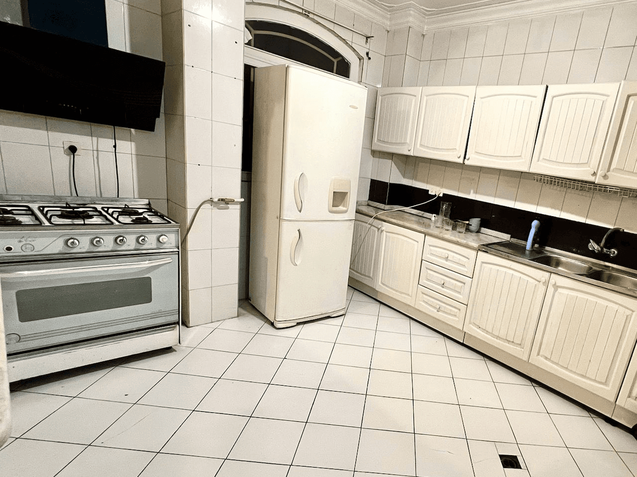 اجاره منزل دوخواب در خیابان کاشانی تهران - طبقه سوم  سالن 