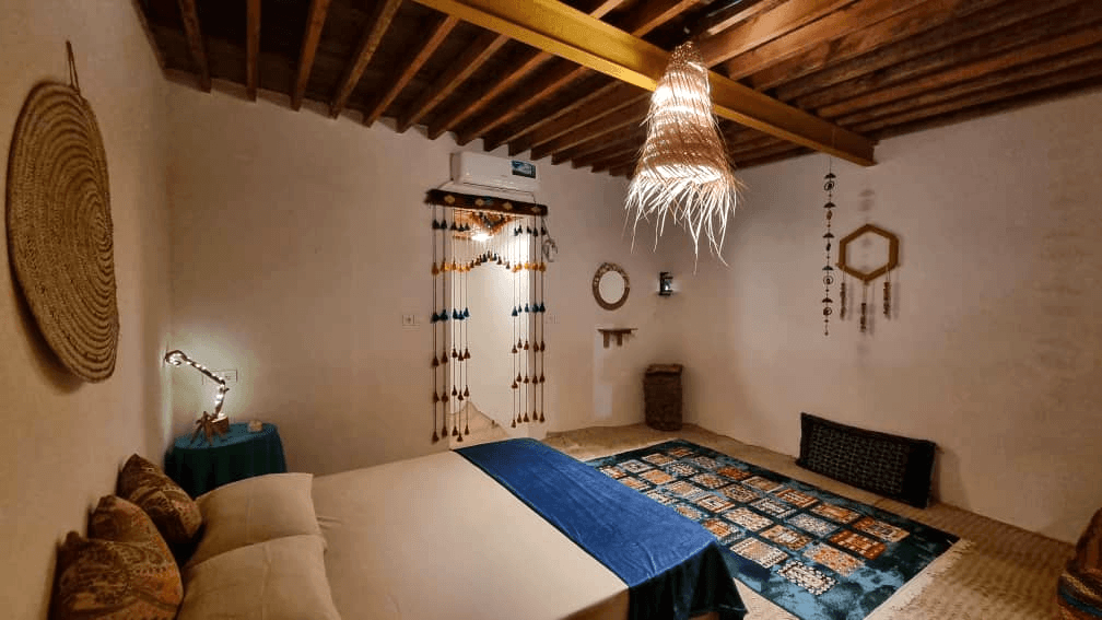   اقامتگاه بومگردی ساحلی در روستا مسن قشم - کُنته  حیاط و نما بیرون اتاق ها 