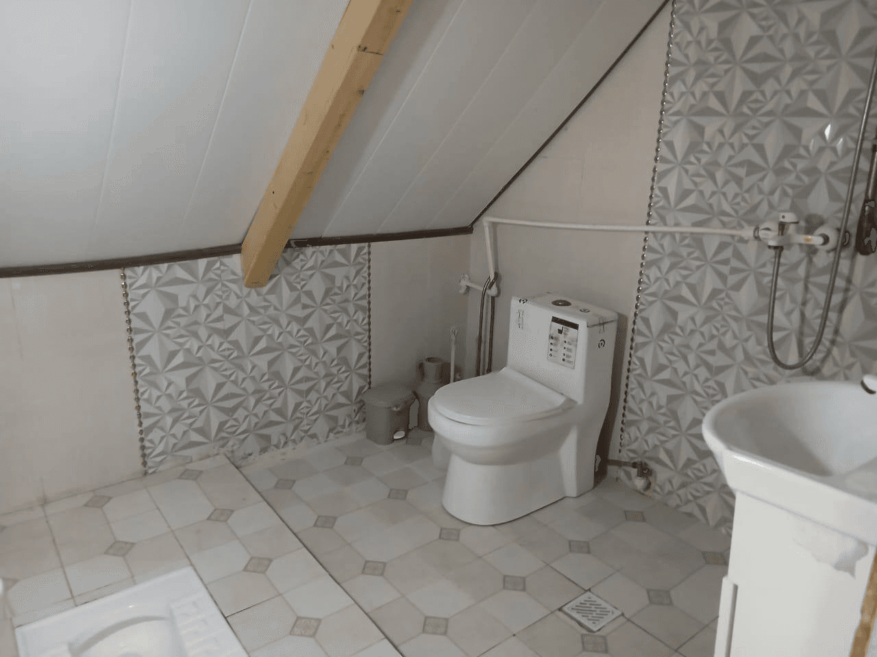  کلبه سوئیسی در روستا بیاره سی سخت  نما کلبه