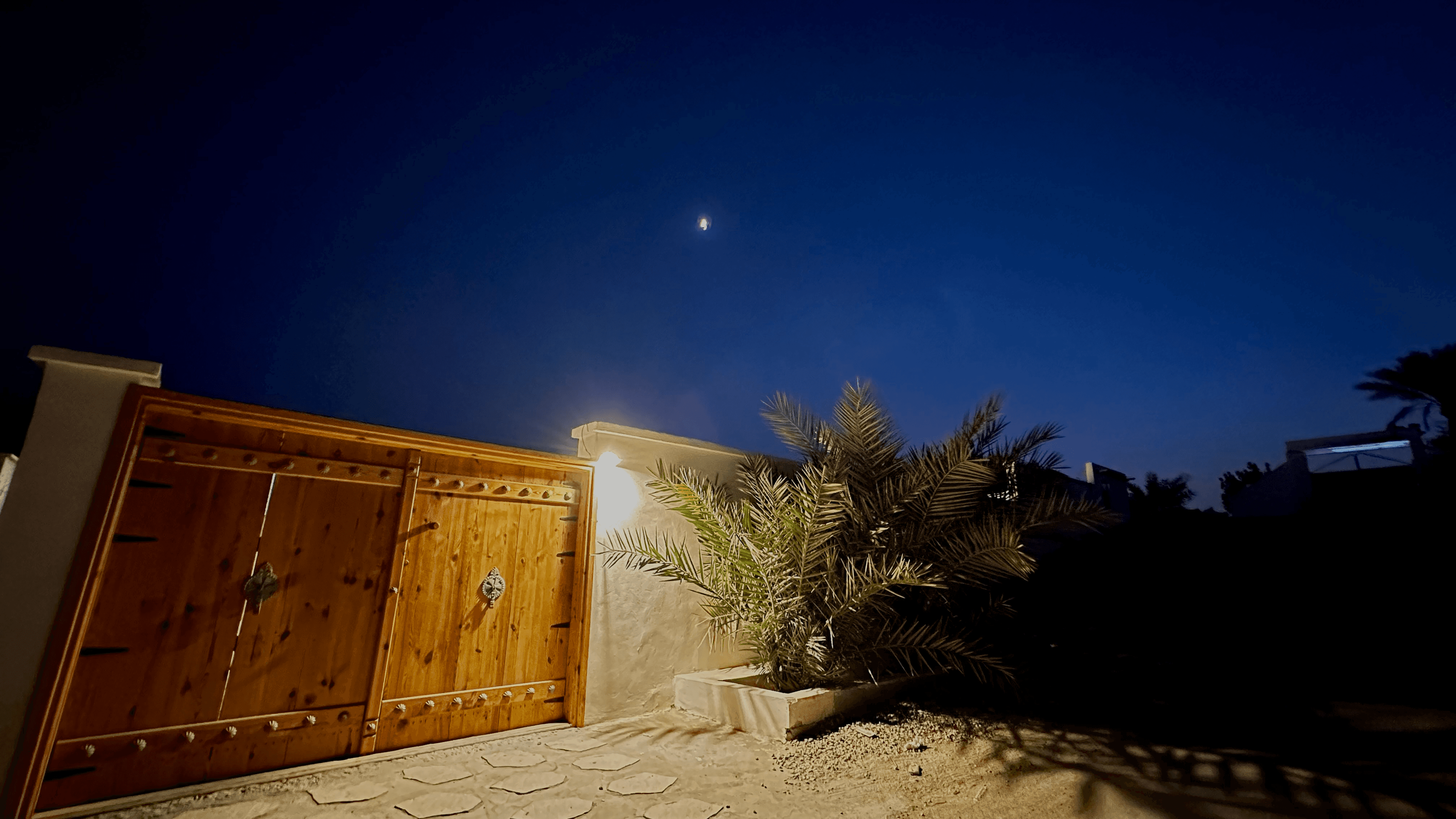 اجاره اتاق دوتخته نزدیک ساحل در سهیلی قشم - ماه 2 نمای بیرون اتاق ها