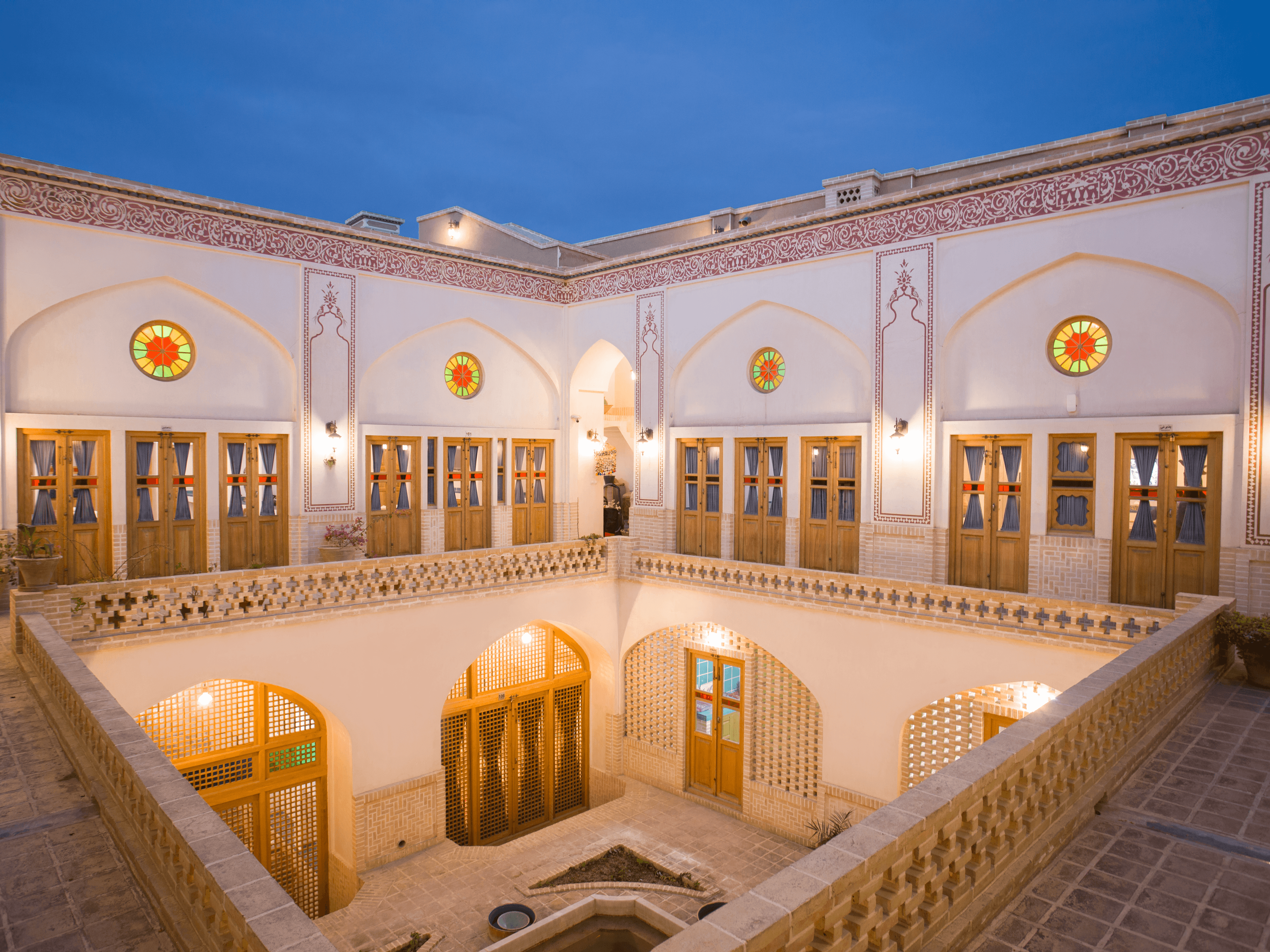 بوتیک هتل سنتی در کاشان - گلزار محوطه