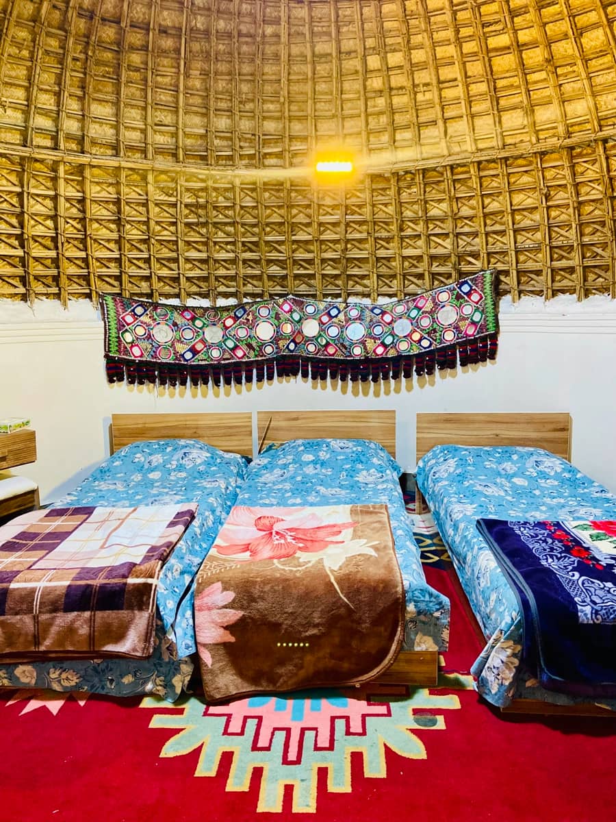 کپر ساحلی سه تخته در سیریک هرمزگان حیاط اقامتگاه