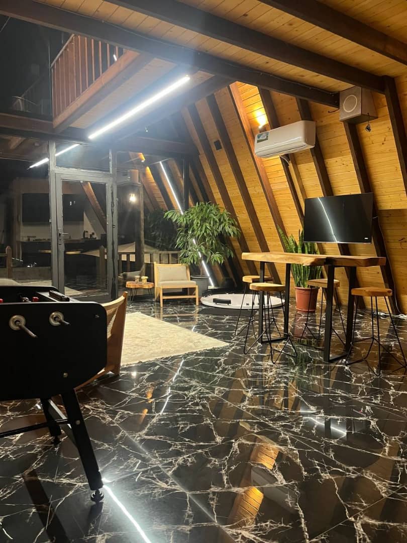 اجاره کلبه سوئیسی جکوزی دار در روستای لاروسر کلارآباد  نما کلبه 