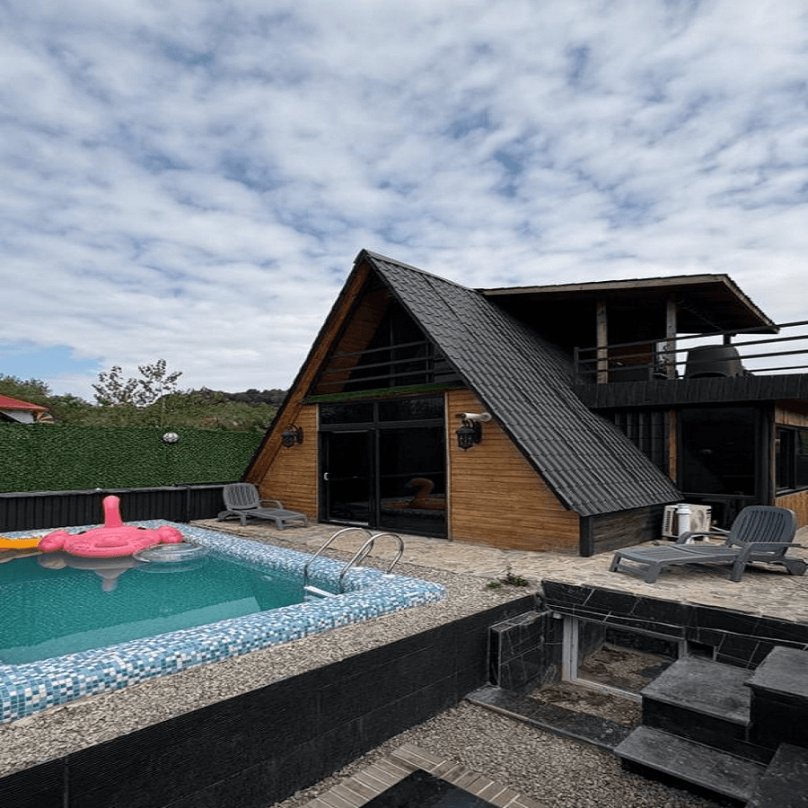 کلبه سوئیسی جنگلی با استخر روباز 4 فصل در روستای آزارستانکی لاهیجان - سوما